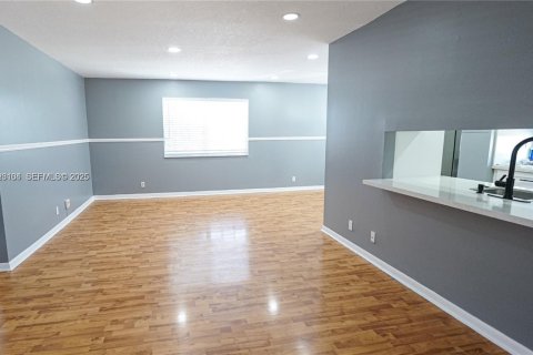 Copropriété à louer à Pembroke Pines, Floride: 2 chambres, 87.79 m2 № 1976812 - photo 4