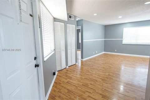 Copropriété à louer à Pembroke Pines, Floride: 2 chambres, 87.79 m2 № 1976812 - photo 7