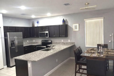 Снять в аренду виллу или дом в Хомстед, Флорида 3 спальни, 200.67м2, № 2051957 - фото 2