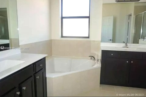 Снять в аренду виллу или дом в Хомстед, Флорида 3 спальни, 200.67м2, № 2051957 - фото 7