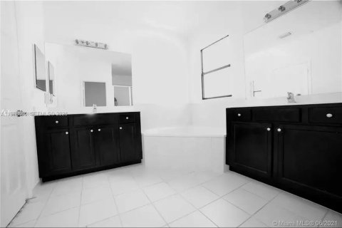 Снять в аренду виллу или дом в Хомстед, Флорида 3 спальни, 200.67м2, № 2051957 - фото 6