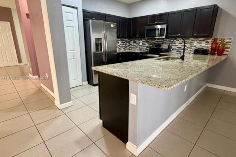 Снять в аренду виллу или дом в Хомстед, Флорида 3 спальни, 200.67м2, № 2051957 - фото 17