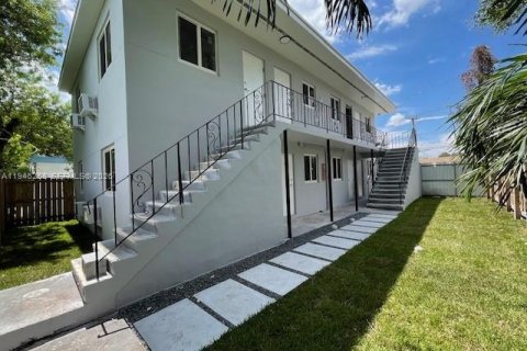 Casa en Opa-locka, Florida 2 dormitorios, 248.23 m2 № 2002586