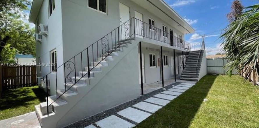 Casa en Opa-locka, Florida 2 dormitorios, 248.23 m2 № 2002586