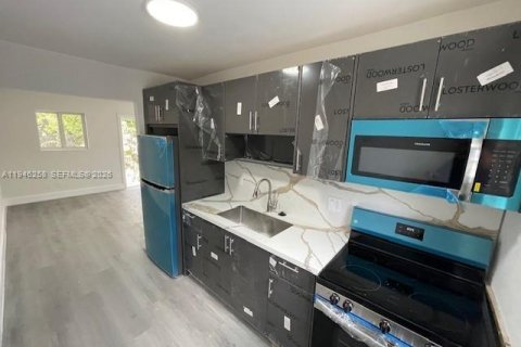 Casa en alquiler en Opa-locka, Florida, 2 dormitorios, 248.23 m2 № 2002586 - foto 5