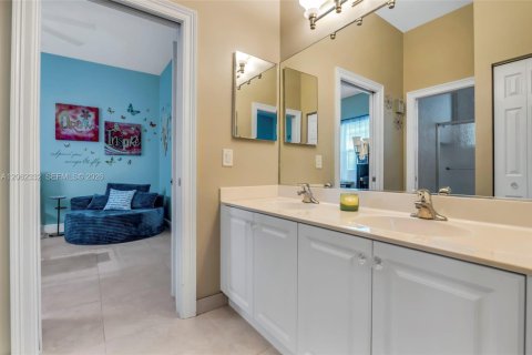 Casa en venta en Miramar, Florida, 5 dormitorios, 349.87 m2 № 2275999 - foto 29