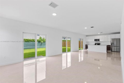 Casa en venta en Miami-Dade, Florida, 4 dormitorios, 243.13 m2 № 1856938 - foto 8