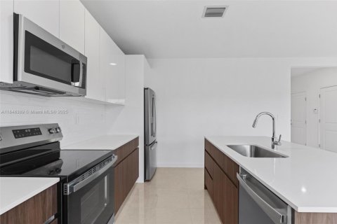 Casa en venta en Miami-Dade, Florida, 4 dormitorios, 243.13 m2 № 1856938 - foto 15
