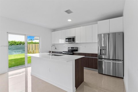 Casa en venta en Miami-Dade, Florida, 4 dormitorios, 243.13 m2 № 1856938 - foto 14