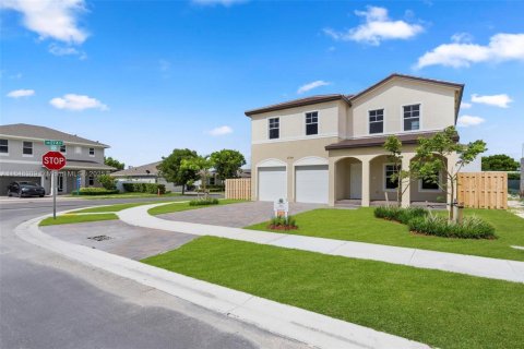 Casa en venta en Miami-Dade, Florida, 4 dormitorios, 243.13 m2 № 1856938 - foto 2