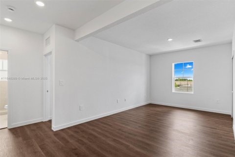 Casa en venta en Miami-Dade, Florida, 4 dormitorios, 243.13 m2 № 1856938 - foto 21