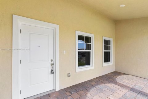 Casa en venta en Miami-Dade, Florida, 4 dormitorios, 243.13 m2 № 1856938 - foto 4