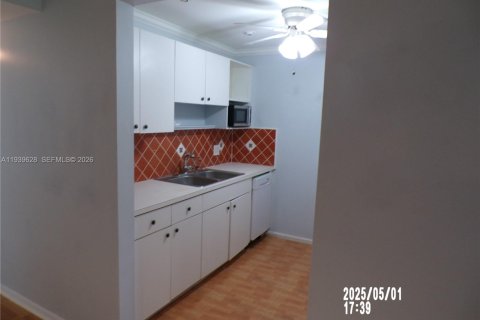 Купить кондоминиум в Пемброк-Пайнс, Флорида 1 спальня, 75.34м2, № 1997007 - фото 3