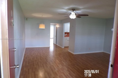 Кондоминиум с 1 спальней в Пемброк-Пайнс, Флорида № 1997007