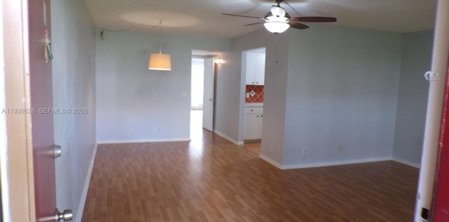 Кондоминиум с 1 спальней в Пемброк-Пайнс, Флорида № 1997007