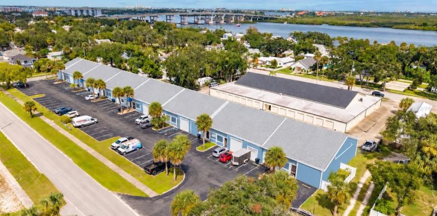 Propiedad comercial en New Smyrna Beach, Florida 3225.29 m2 № 2416986