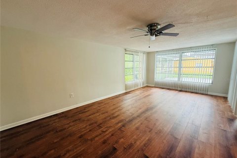 Villa ou maison à louer à Port Richey, Floride: 2 chambres, 101.82 m2 № 2310158 - photo 4