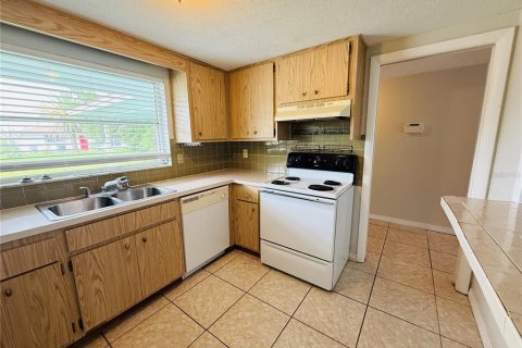 Villa ou maison à louer à Port Richey, Floride: 2 chambres, 101.82 m2 № 2310158 - photo 9
