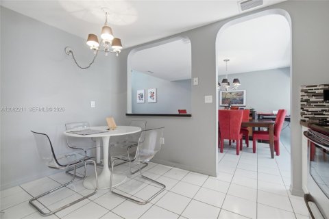 House in Miami, Florida 3 bedrooms, 134.8 sq.m. № 2246884 - photo 18