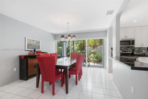 House in Miami, Florida 3 bedrooms, 134.8 sq.m. № 2246884 - photo 10
