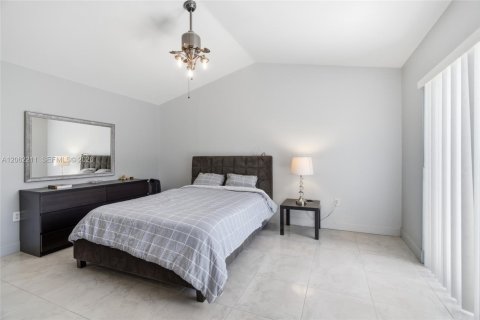 House in Miami, Florida 3 bedrooms, 134.8 sq.m. № 2246884 - photo 23