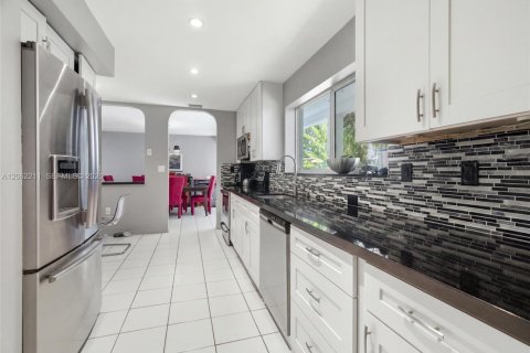 House in Miami, Florida 3 bedrooms, 134.8 sq.m. № 2246884