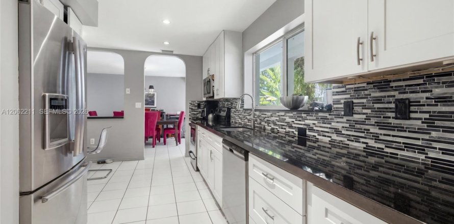 House in Miami, Florida 3 bedrooms, 134.8 sq.m. № 2246884