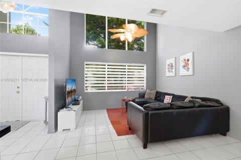 House in Miami, Florida 3 bedrooms, 134.8 sq.m. № 2246884 - photo 21