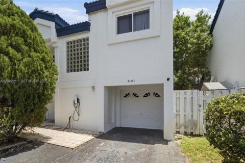 House in Miami, Florida 3 bedrooms, 134.8 sq.m. № 2246884 - photo 12