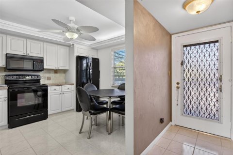 Condo in Coconut Creek, Florida, 2 bedrooms  № 2004227 - photo 2