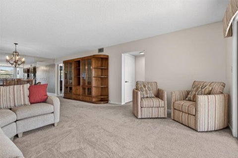 Condo in Coconut Creek, Florida, 2 bedrooms  № 2004227 - photo 18
