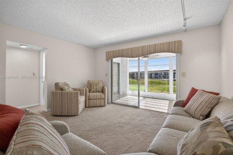 Condo in Coconut Creek, Florida, 2 bedrooms  № 2004227 - photo 17