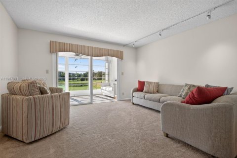 Condo in Coconut Creek, Florida, 2 bedrooms  № 2004227 - photo 16