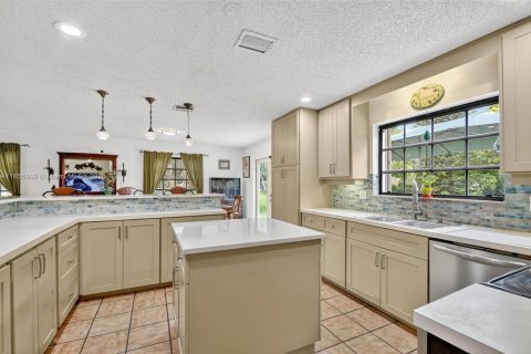 House in Lake Worth, Florida 4 bedrooms, 262.36 sq.m. № 1878561 - photo 14