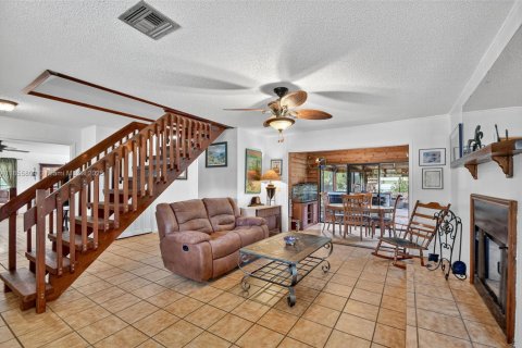 House in Lake Worth, Florida 4 bedrooms, 262.36 sq.m. № 1878561 - photo 4