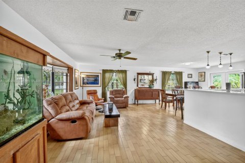 House in Lake Worth, Florida 4 bedrooms, 262.36 sq.m. № 1878561 - photo 7