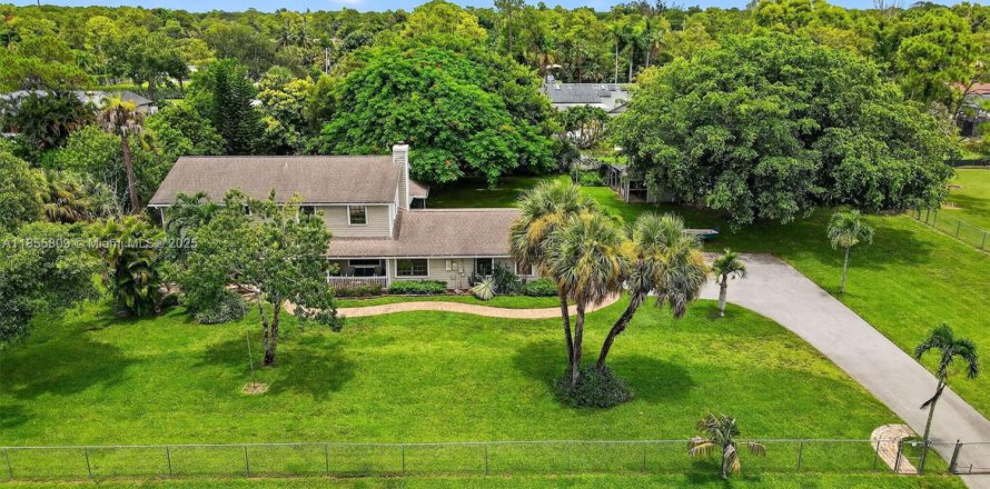 House in Lake Worth, Florida 4 bedrooms, 262.36 sq.m. № 1878561