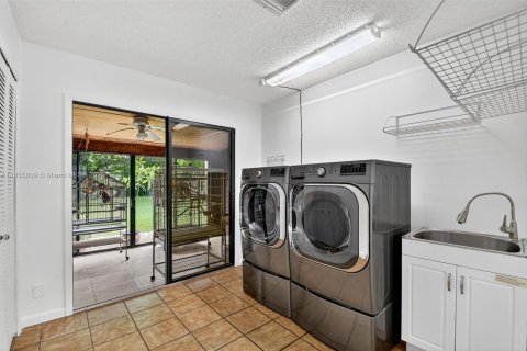House in Lake Worth, Florida 4 bedrooms, 262.36 sq.m. № 1878561 - photo 23