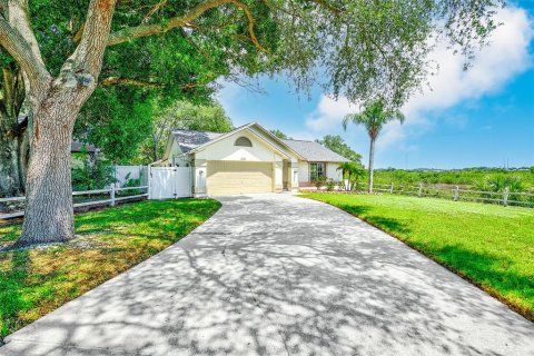 House in Tarpon Springs, Florida 3 bedrooms, 144.83 sq.m. № 2237060 - photo 2