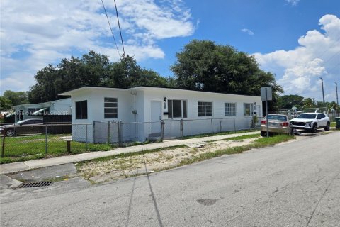 Commercial property in Miami, Florida 130.99 sq.m. № 1942474 - photo 1