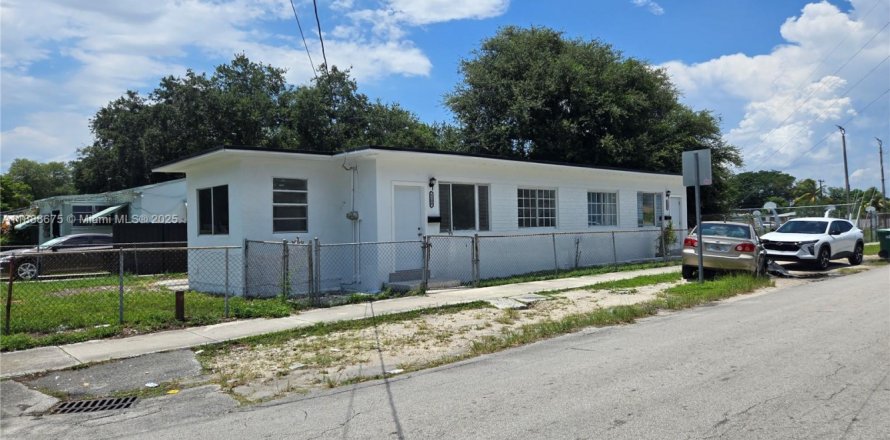Commercial property in Miami, Florida 130.99 sq.m. № 1942474