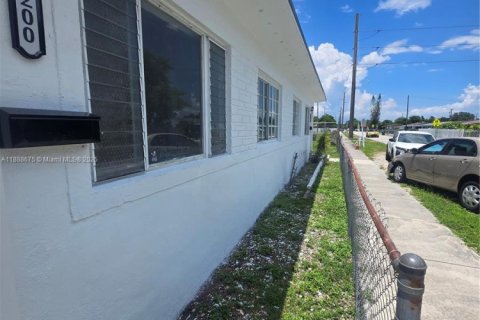 Commercial property in Miami, Florida 130.99 sq.m. № 1942474 - photo 14