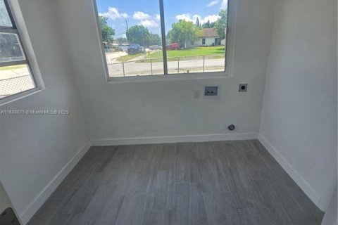 Commercial property in Miami, Florida 130.99 sq.m. № 1942474 - photo 15