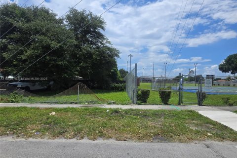 Commercial property in Miami, Florida 130.99 sq.m. № 1942474 - photo 6