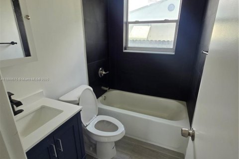 Commercial property in Miami, Florida 130.99 sq.m. № 1942474 - photo 13