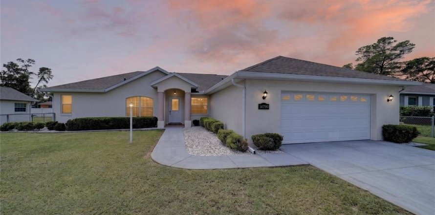 House in Ocala, Florida 3 bedrooms, 166.67 sq.m. № 2388773