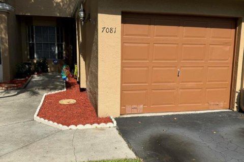 House in Tamarac, Florida 3 bedrooms, 135.08 sq.m. № 2250321 - photo 2