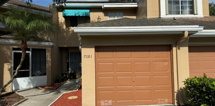House in Tamarac, Florida 3 bedrooms, 135.08 sq.m. № 2250321