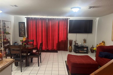 House in Tamarac, Florida 3 bedrooms, 135.08 sq.m. № 2250321 - photo 9