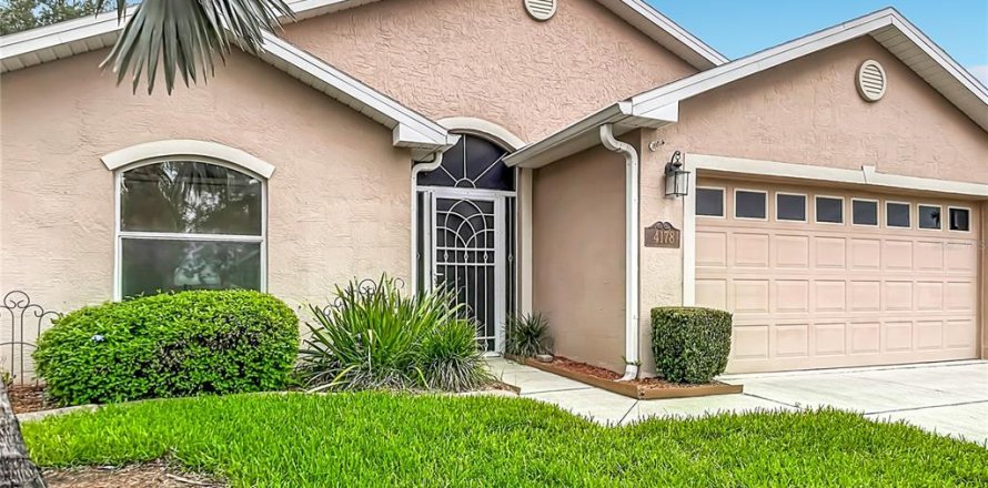 House in Lake Wales, Florida 3 bedrooms, 159.61 sq.m. № 2210090